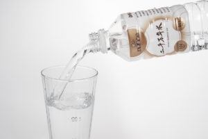 【温泉水】500mlの二千万年水をコップに注ぐ